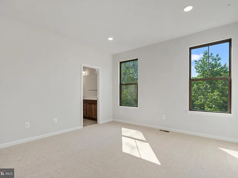 6947 Gladebrook Rd — Photo 29