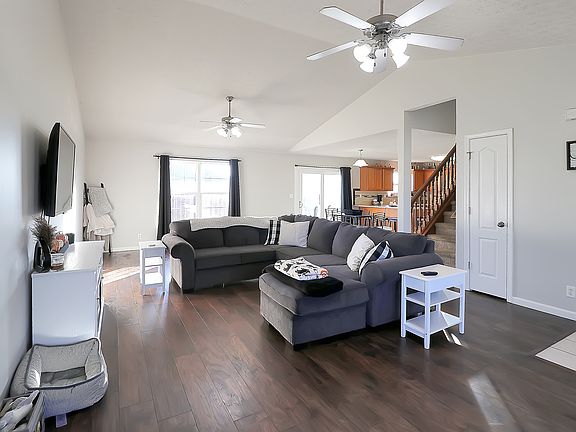 3rd image of 605 Marquis Cir
