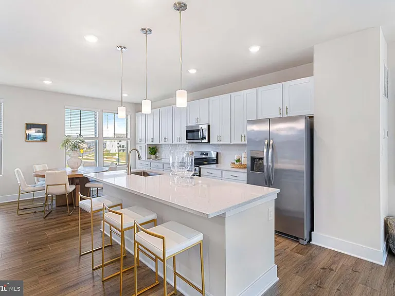 207 Matilda — Photo 10