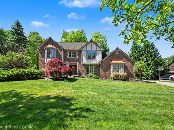 6515 Tamarack Dr, Troy, MI 48098