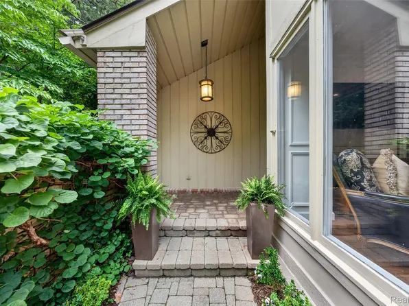 1262 Woodcrest Cir #E, Bloomfield Hills, MI 48304