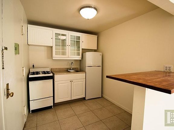 3rd image of 441 E 6th St APT 4F