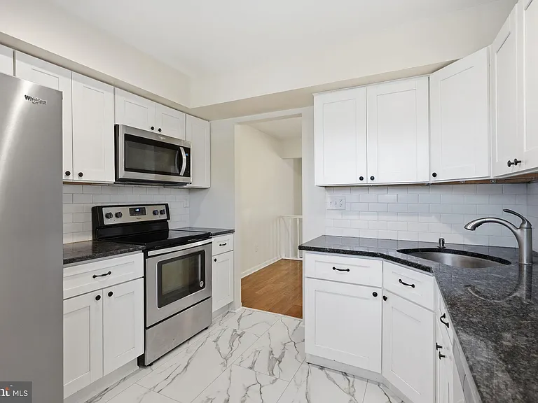 204 Livingston Ct — Photo 4