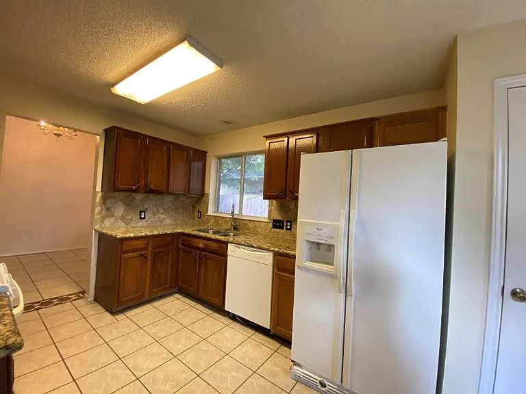 1903 Balsam Way — Photo 4