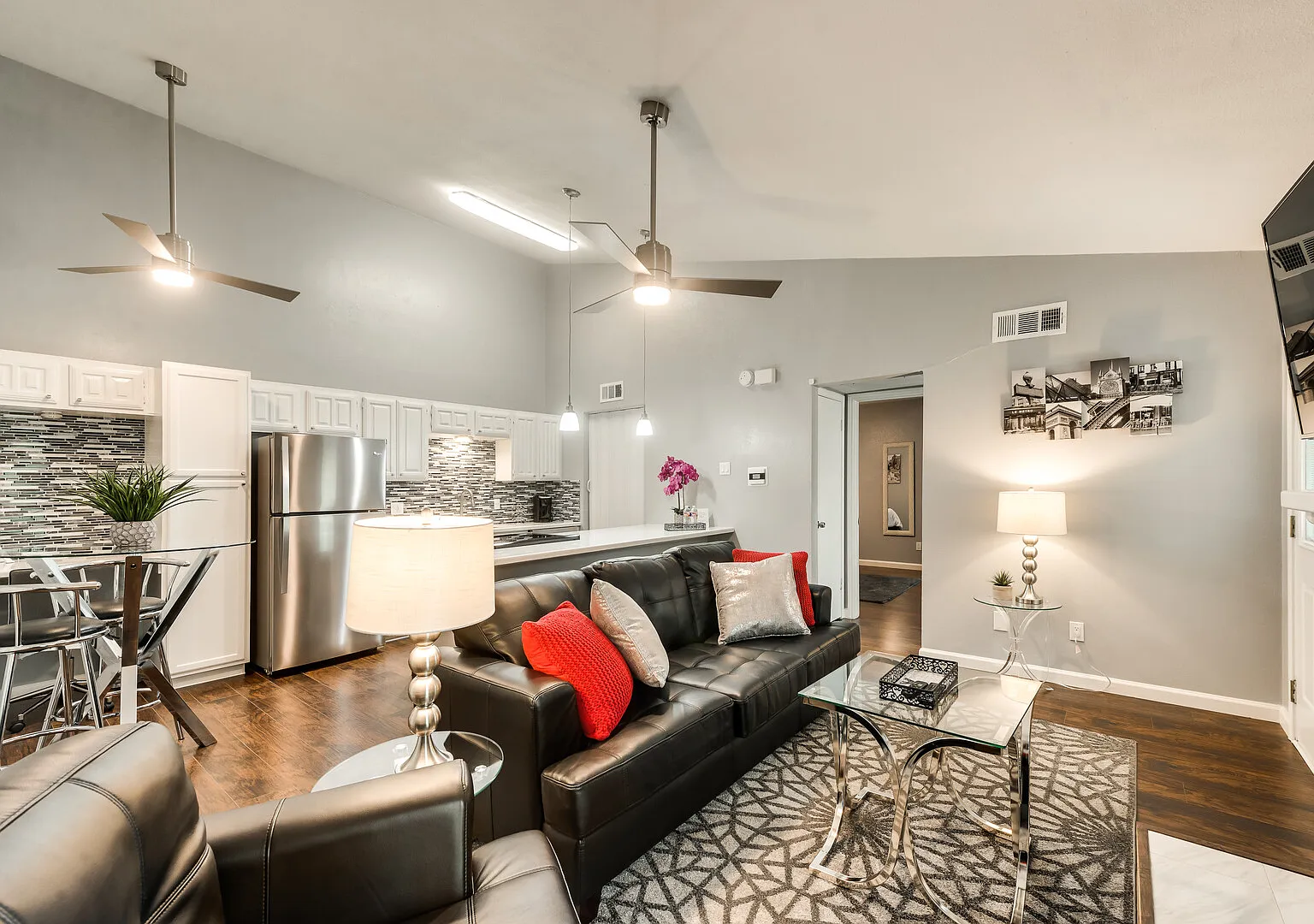 I54-1 World Cup Stay - 18 min to AT&T - Sleeps 2 - Public Transit — Photo 1