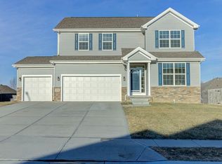 2216 Park Crest Dr, Papillion, NE 68133