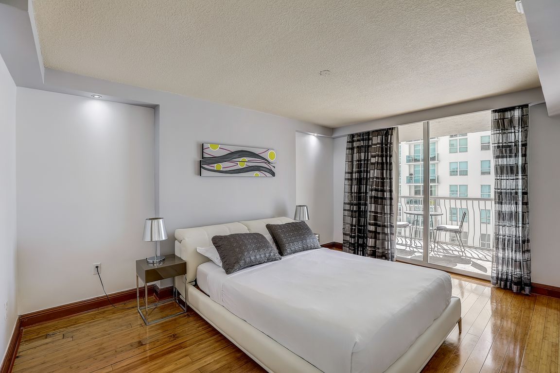 Brickell Bay Dr-008