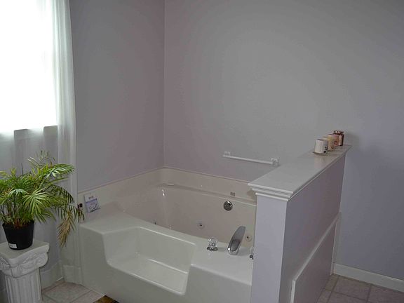 Master Bath (1st floor)