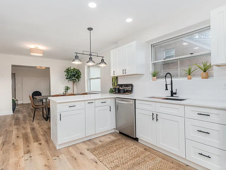 3245 Koenig Ave — Photo 4