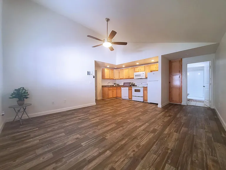 Town and Country Garden Apartments — Photo 2