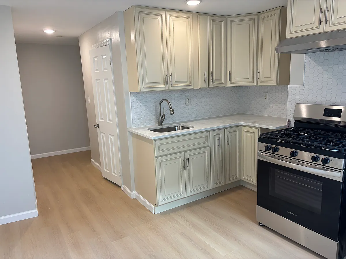 Building Photo - 85 Mallory Ave #1