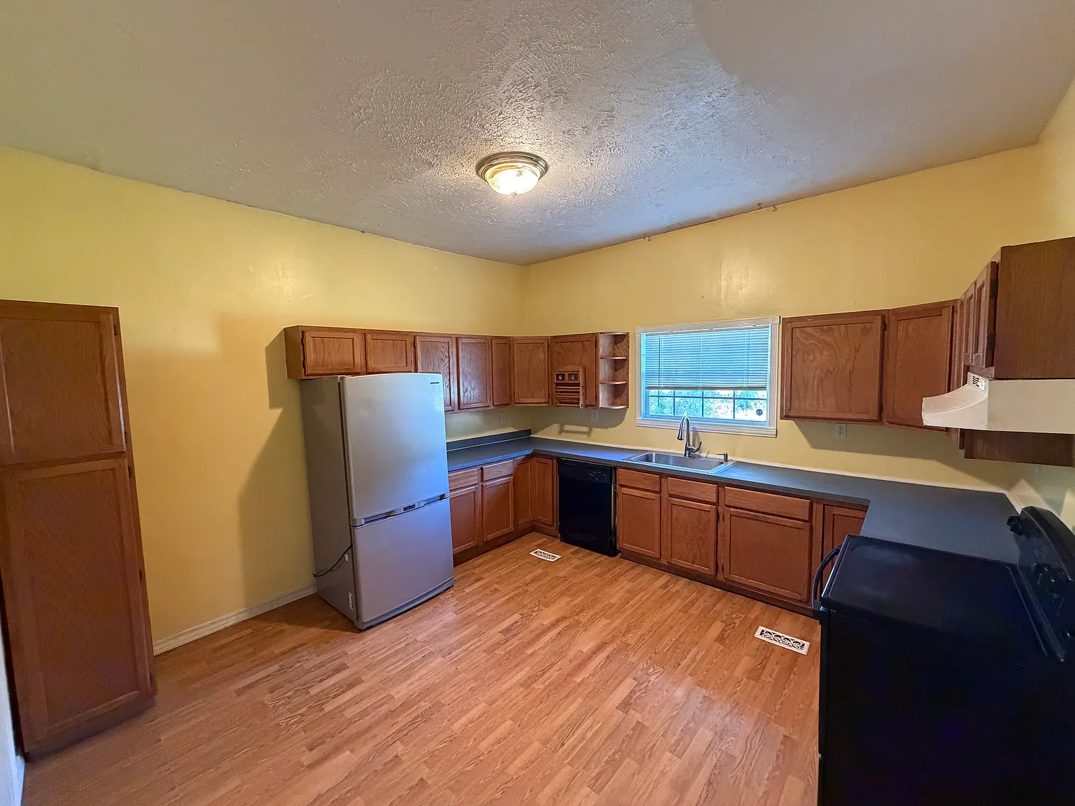 1606 N Elm Alluring Estates LLC — Photo 4