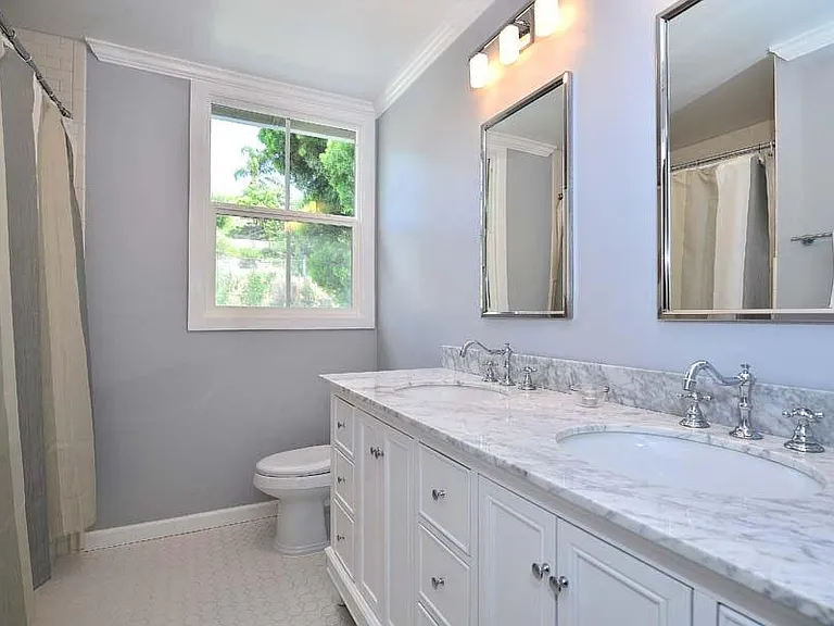 Upstairs Shared Bathroom for 3 bedrooms