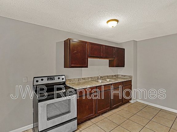 4th image of 1840 Broadway Ave