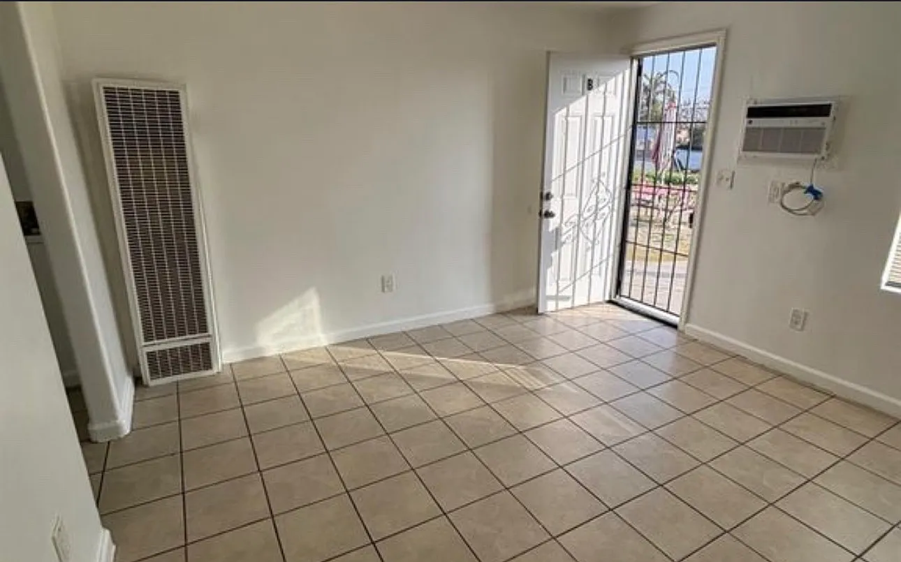 Studio, 300 sqft, $1,000 — Photo 4