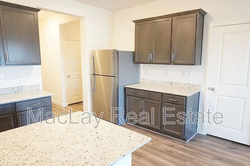 5 bed, 2.0 bath, 2143 sqft, $1,750 — Photo 3