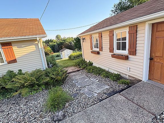 3rd image of 209 Clay St