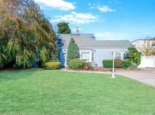 18 Carnation Rd, Levittown, NY 11756