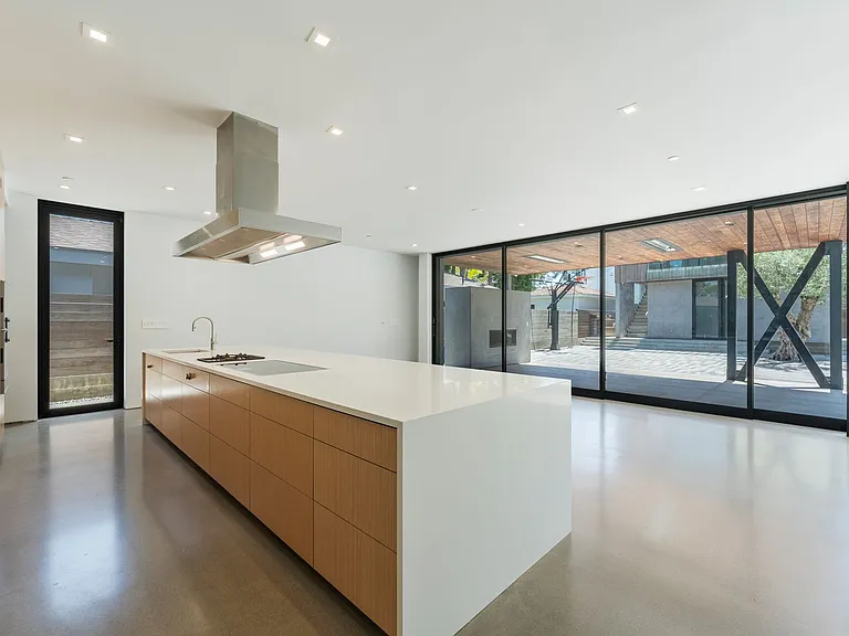762 Rosecrans Ave — Photo 7