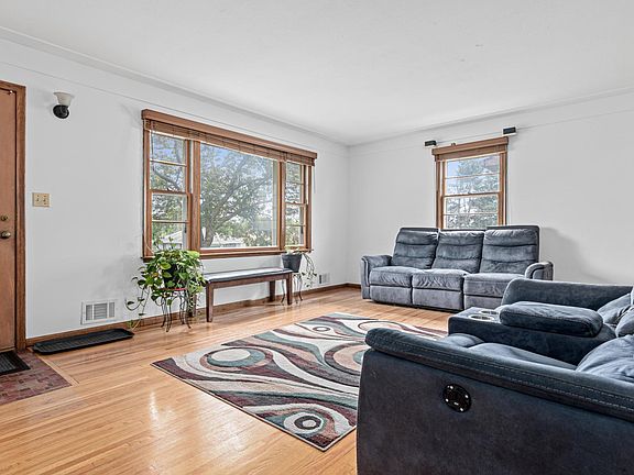 3rd image of 3836 Buchanan St NE