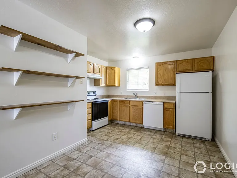934 E 500 N — Photo 10