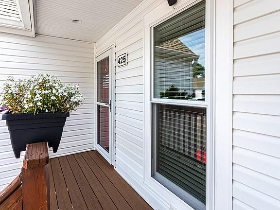 3rd image of 425 Persimmon Dr