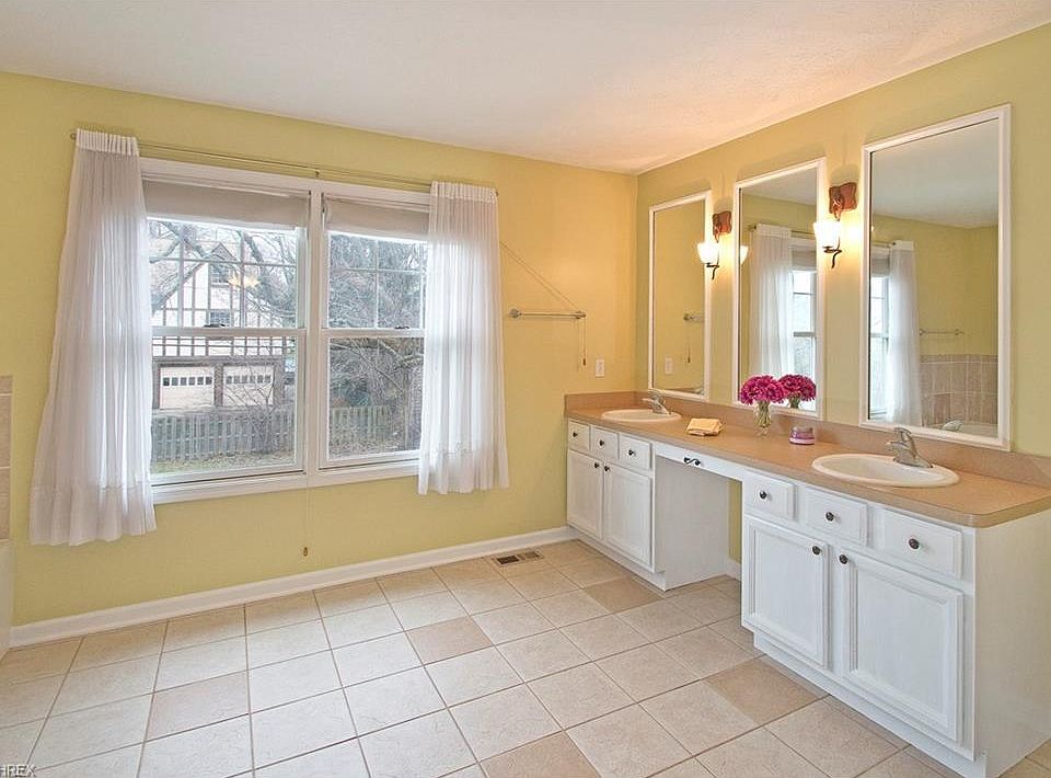 2nd image of 3325 Van Aken Blvd