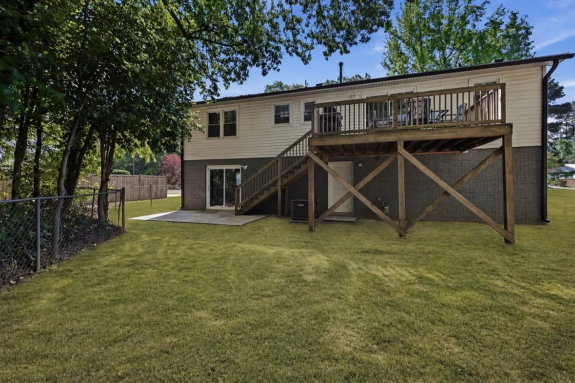 1048 Ivy Ln — Photo 2