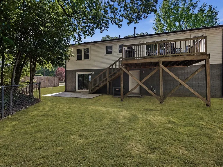 1048 Ivy Ln — Photo 2