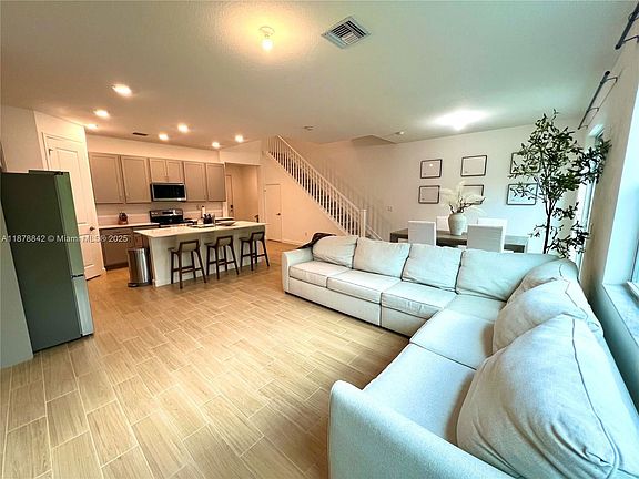 5th image of 9045 Zevon Ct