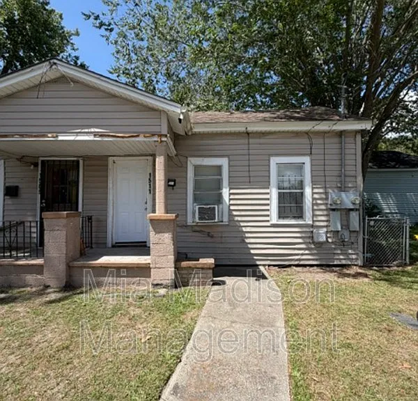1511 Richards St — Photo 1