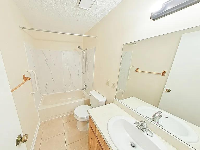 720 NE 30th Ave #P — Photo 4