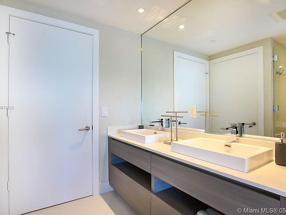 4th image of 460 NE 28th St #29O3