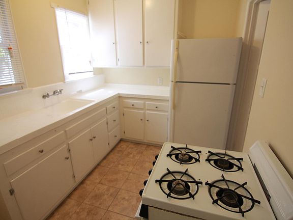 2nd image of 5924 Melrose Ave APT 1