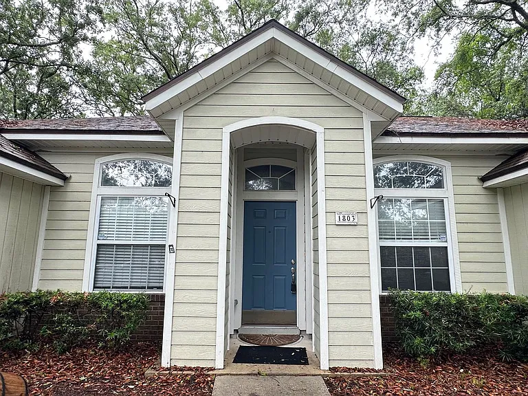 1803 Canterbury Ln — Photo 3