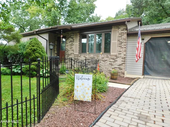 1641 Saint Francis Ln, Altoona, PA 16602