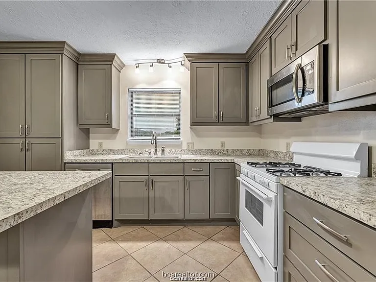 807 Holleman Dr — Photo 8