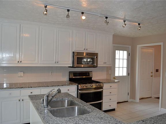 4th image of 799 Sunny Field Ln