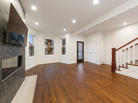 2nd image of 3537 N Hoyne Ave