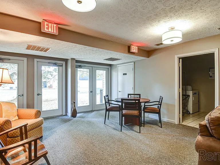 Hickory Knoll Apartments — Photo 25