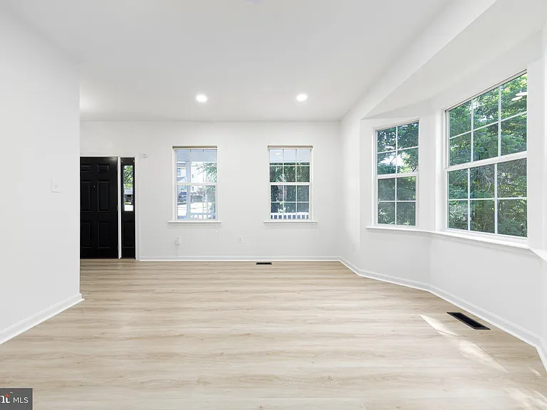 2032 S Langley St — Photo 10