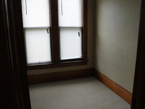5th image of 620 Rose Ave E