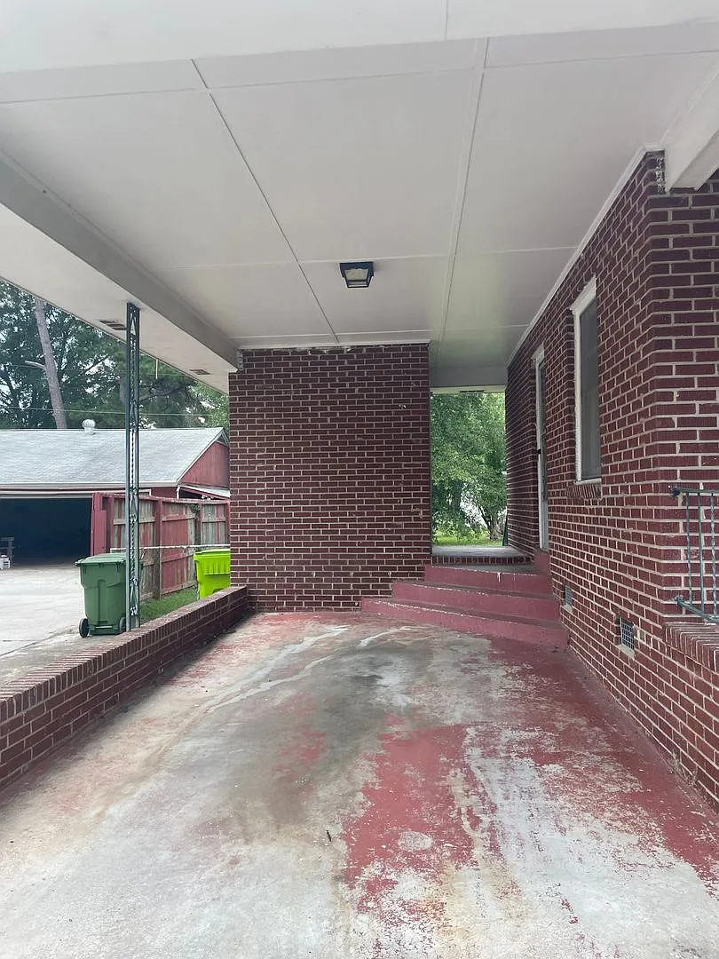 Adorable and Affordable!! Three Bedroom One and a Half Bathroom Brick Home in Northeast Columbia ... — Photo 2