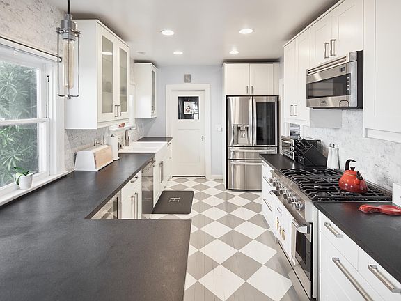 4th image of 724 W Mariposa Ave