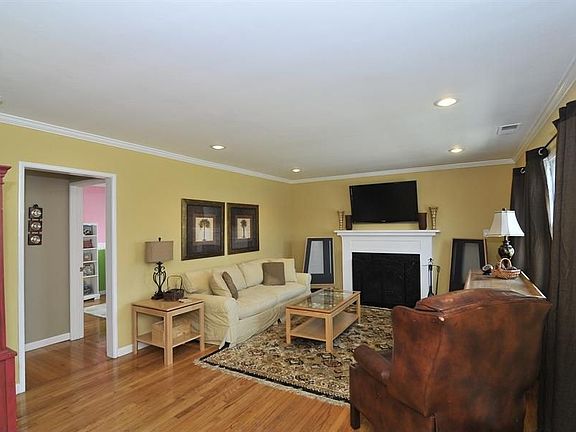3rd image of 1040 Hiller St