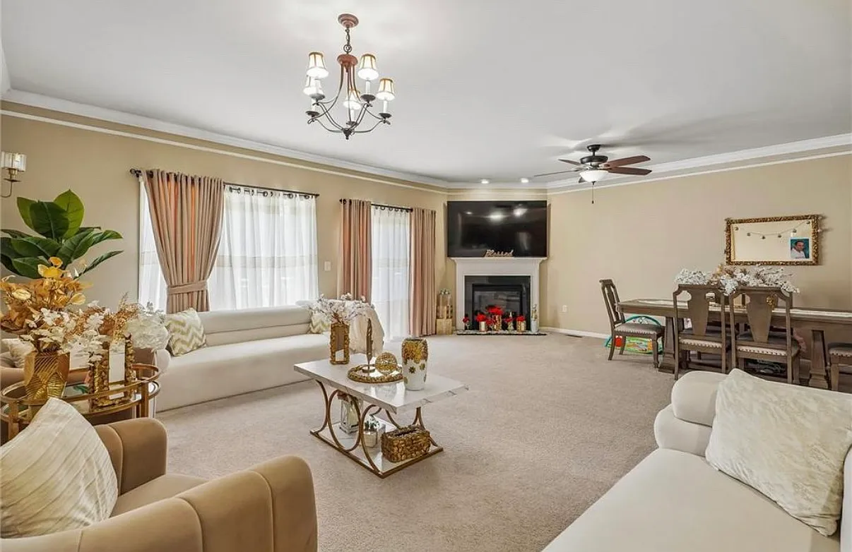 3 bed, 2456 sqft, $2,999 — Photo 4
