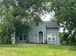 1720 N 5th St, Clinton, IA 52732
