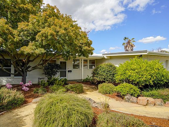 3rd image of 805 Rincon Way