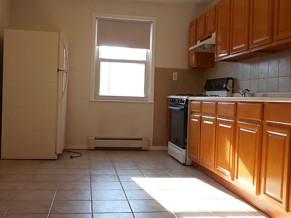 5th image of 10420 49th Ave