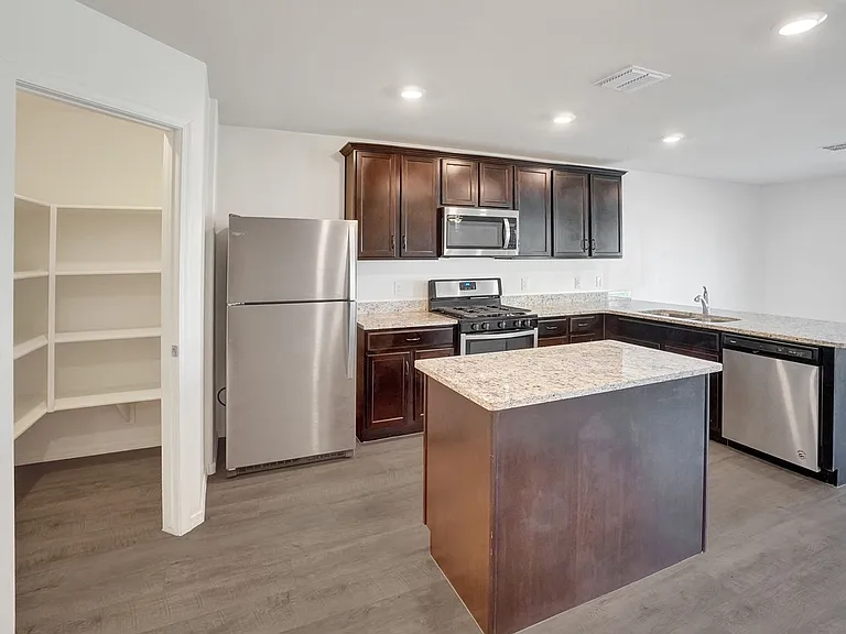 4051 E Braddock Dr — Photo 4